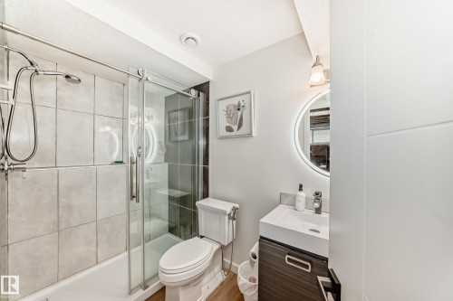 1426 26 Avenue, Edmonton, AB - Indoor Photo Showing Bathroom