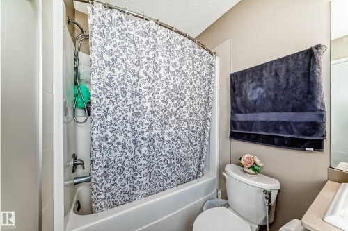 1426 26 Avenue, Edmonton, AB - Indoor Photo Showing Bathroom