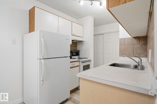 205 9028 Jasper Avenue, Edmonton, AB - Indoor Photo Showing Kitchen