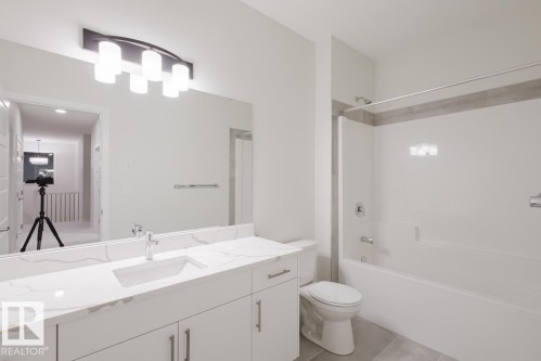 20510 16A Avenue, Edmonton, AB - Indoor Photo Showing Bathroom