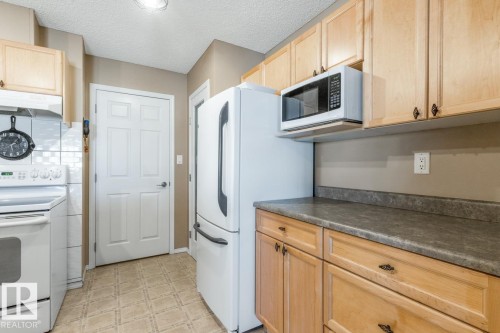 10 2508 Hanna Crescent, Edmonton, AB - Indoor Photo Showing Kitchen