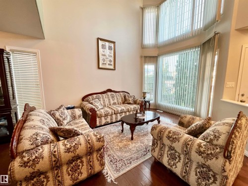 13707 149 Avenue, Edmonton, AB - Indoor Photo Showing Living Room