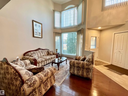 13707 149 Avenue, Edmonton, AB - Indoor Photo Showing Living Room