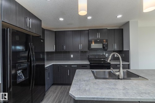 7257 Armour Crescent, Edmonton, AB - Indoor Photo Showing Kitchen With Double Sink With Upgraded Kitchen