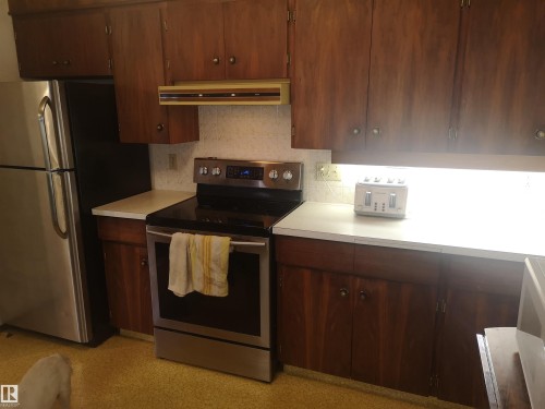 9636 63 Avenue, Edmonton, AB - Indoor Photo Showing Kitchen
