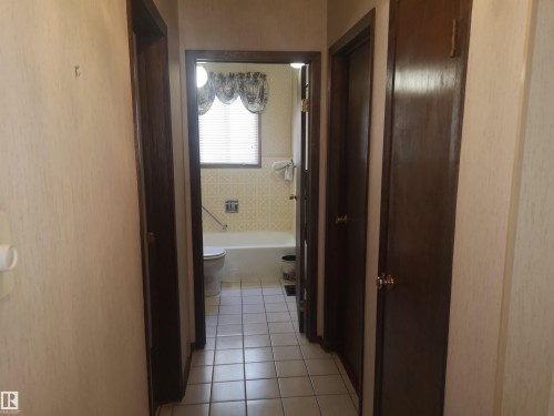 9636 63 Avenue, Edmonton, AB - Indoor Photo Showing Bathroom