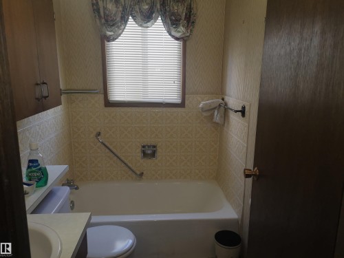 9636 63 Avenue, Edmonton, AB - Indoor Photo Showing Bathroom