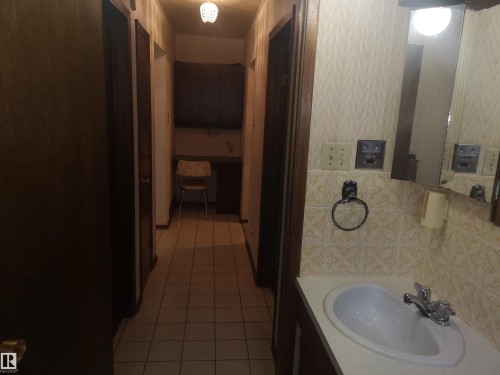 9636 63 Avenue, Edmonton, AB - Indoor Photo Showing Bathroom