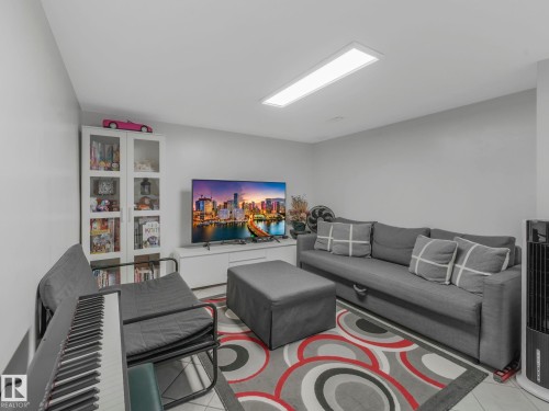 K8 1 Garden Grove, Edmonton, AB - Indoor