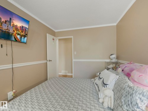 K8 1 Garden Grove, Edmonton, AB - Indoor Photo Showing Bedroom