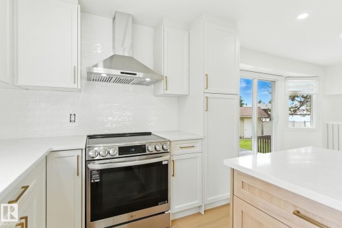 2011 89 Street, Edmonton, AB - Indoor Photo Showing Kitchen
