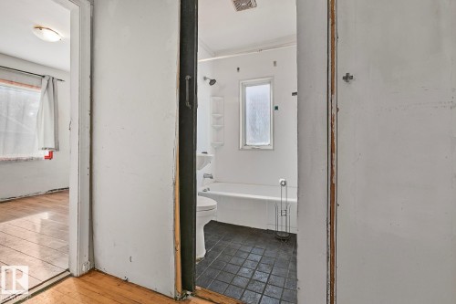 9221 110 Avenue, Edmonton, AB - Indoor