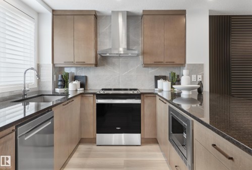 118 Stiles Bend, Leduc, AB - Indoor Photo Showing Kitchen With Stainless Steel Kitchen With Upgraded Kitchen