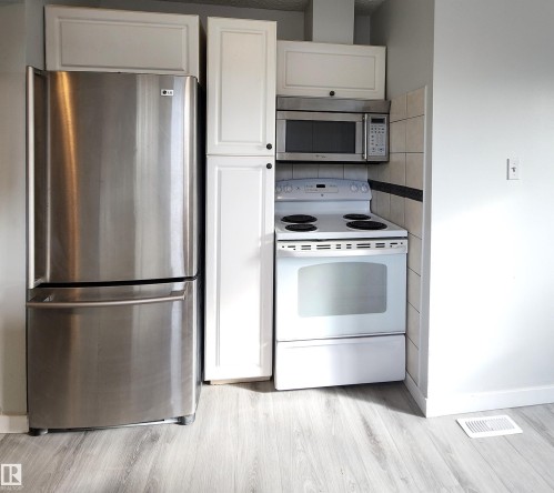 3014 132 Avenue, Edmonton, AB - Indoor Photo Showing Kitchen