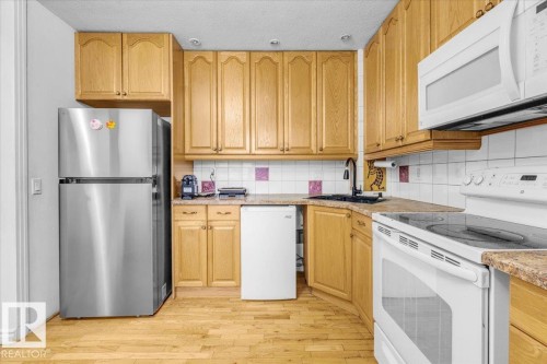3123 138 Avenue, Edmonton, AB - Indoor Photo Showing Kitchen