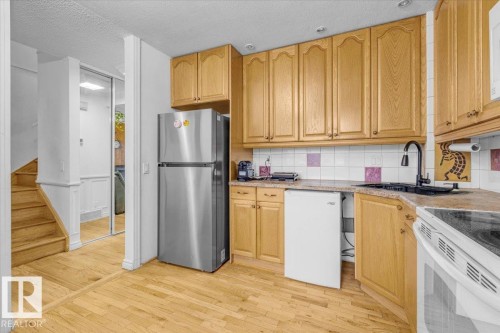 3123 138 Avenue, Edmonton, AB - Indoor Photo Showing Kitchen