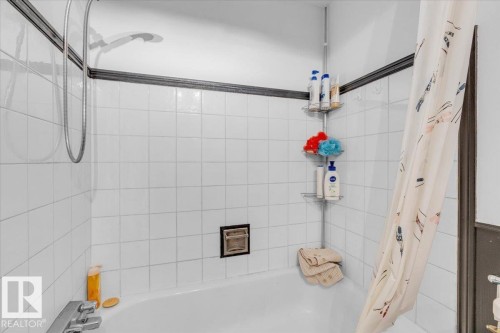 3123 138 Avenue, Edmonton, AB - Indoor Photo Showing Bathroom
