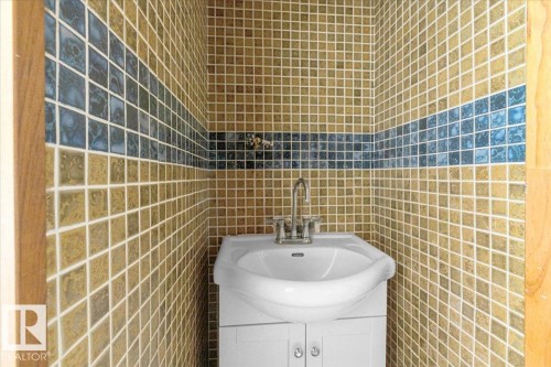 3123 138 Avenue, Edmonton, AB - Indoor Photo Showing Bathroom