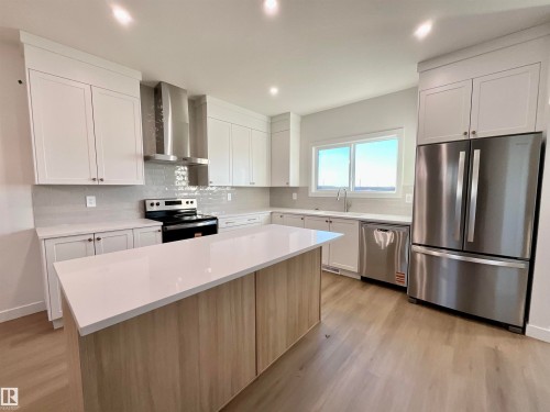 61 Sienna Boulevard, Fort Saskatchewan, AB - Indoor Photo Showing Kitchen With Upgraded Kitchen