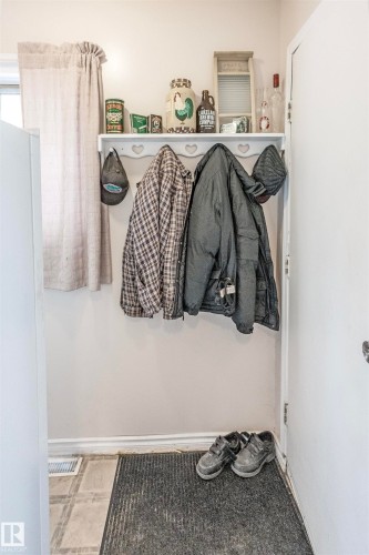 Mudroom featuring baseboards - 218 58532 Range Road 113, Rural St. Paul County, AB - Indoor