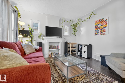 10915 67 Avenue, Edmonton, AB - Indoor Photo Showing Living Room