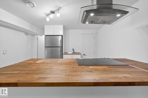 10915 67 Avenue, Edmonton, AB - Indoor Photo Showing Kitchen