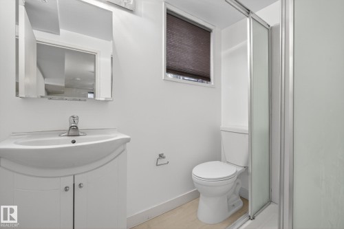 10915 67 Avenue, Edmonton, AB - Indoor Photo Showing Bathroom