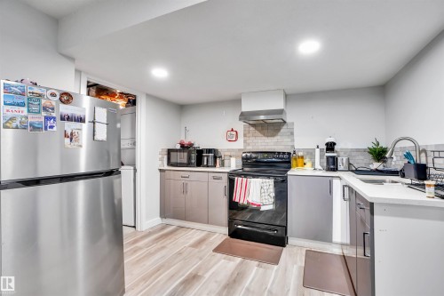 2743 Collins Crescent, Edmonton, AB - Indoor Photo Showing Kitchen