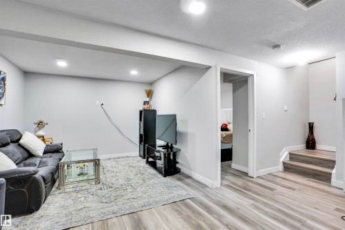 2743 Collins Crescent, Edmonton, AB - Indoor