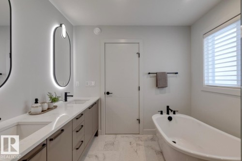 3280 Chernowski Way, Edmonton, AB - Indoor Photo Showing Bathroom