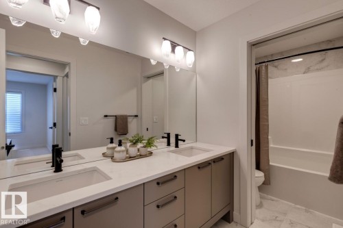 3280 Chernowski Way, Edmonton, AB - Indoor Photo Showing Bathroom