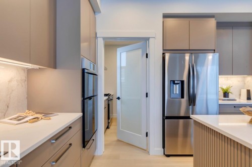 3280 Chernowski Way, Edmonton, AB - Indoor Photo Showing Kitchen
