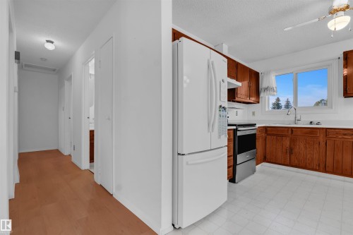 5118 17A Avenue, Edmonton, AB - Indoor Photo Showing Kitchen