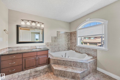 1213 Adamson Drive, Edmonton, AB - Indoor Photo Showing Bathroom