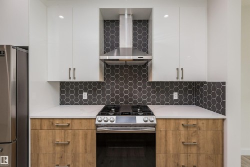 Main 8082 Kiriak Link, Edmonton, AB - Indoor Photo Showing Kitchen