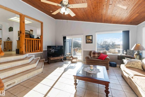 6209 Hwy 633, Rural Lac Ste. Anne County, AB - Indoor Photo Showing Living Room