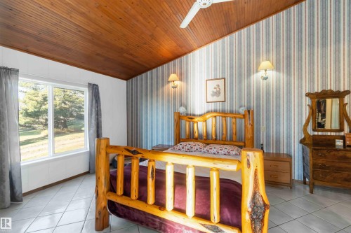 6209 Hwy 633, Rural Lac Ste. Anne County, AB - Indoor Photo Showing Bedroom
