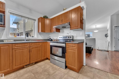 3307 24 Av Nw, Edmonton, AB - Indoor Photo Showing Kitchen
