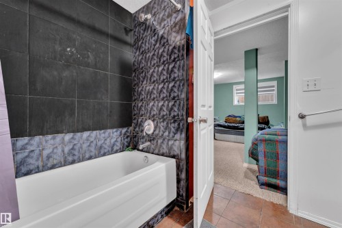 3307 24 Av Nw, Edmonton, AB - Indoor Photo Showing Bathroom