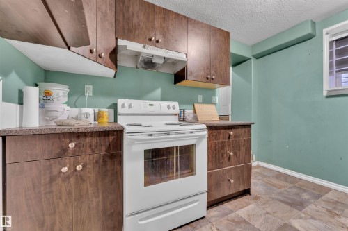 3307 24 Av Nw, Edmonton, AB - Indoor Photo Showing Kitchen