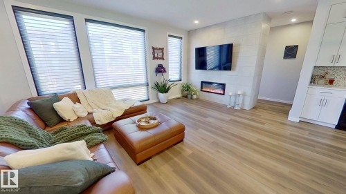 42 1304 Rutherford Road, Edmonton, AB - Indoor Photo Showing Living Room
