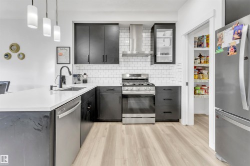 1424 15 Street, Edmonton, AB - Indoor Photo Showing Kitchen With Upgraded Kitchen