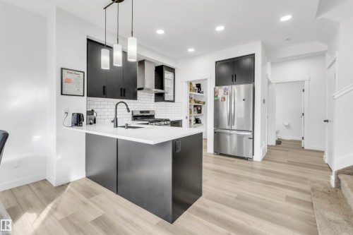 1424 15 Street, Edmonton, AB - Indoor Photo Showing Kitchen With Upgraded Kitchen