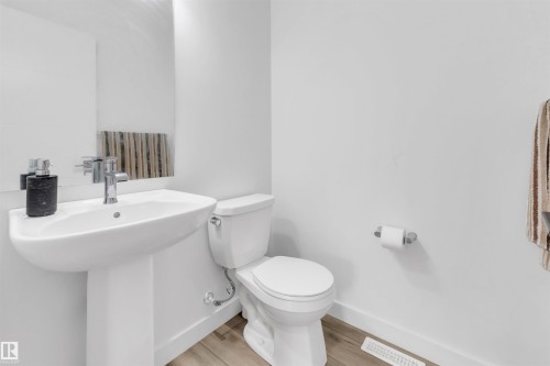 1424 15 Street, Edmonton, AB - Indoor Photo Showing Bathroom