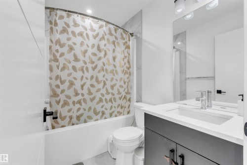 1424 15 Street, Edmonton, AB - Indoor Photo Showing Bathroom