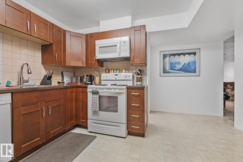 4412 107 Avenue, Edmonton, AB - Indoor Photo Showing Kitchen