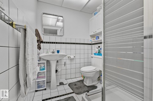 4412 107 Avenue, Edmonton, AB - Indoor Photo Showing Bathroom