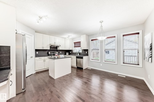 1515 Towne Centre Boulevard, Edmonton, AB - Indoor Photo Showing Kitchen