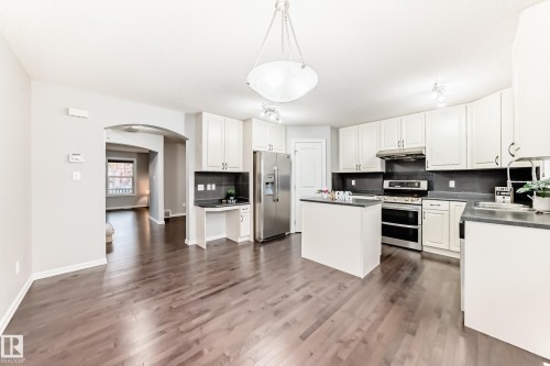 1515 Towne Centre Boulevard, Edmonton, AB - Indoor Photo Showing Kitchen