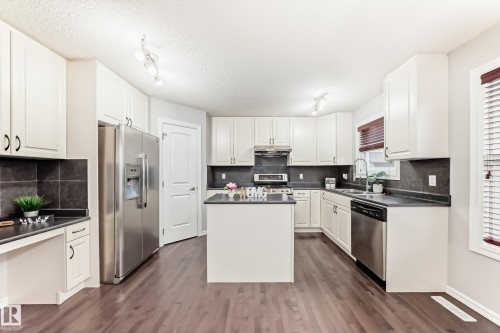 1515 Towne Centre Boulevard, Edmonton, AB - Indoor Photo Showing Kitchen
